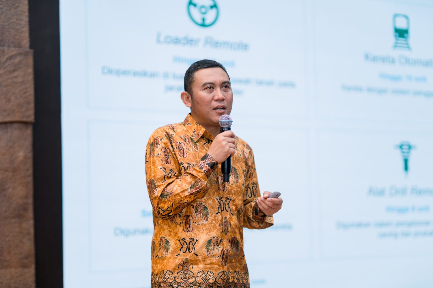 (Senior Vice President Operations Maintenance PTFI Ayep Dirmawan menyampaikan paparan dalam kegiatan Eksekutif Mengajar #2 yang berlangsung di Auditorium Gedung Sains dan Kemitraan PTFI-UNCEN di Jayapura, Papua, Selasa, 15 September 2026.Ayep menekankan bahwa keberlanjutan dan keberhasilan operasional tambang bawah tanah memerlukan keseimbangan yang kokoh antara aspek teknis dan non-teknis. Keandalan pemeliharaan (maintenance) peralatan menjadi kunci utama keselamatan serta efisiensi operasional di lapangan)