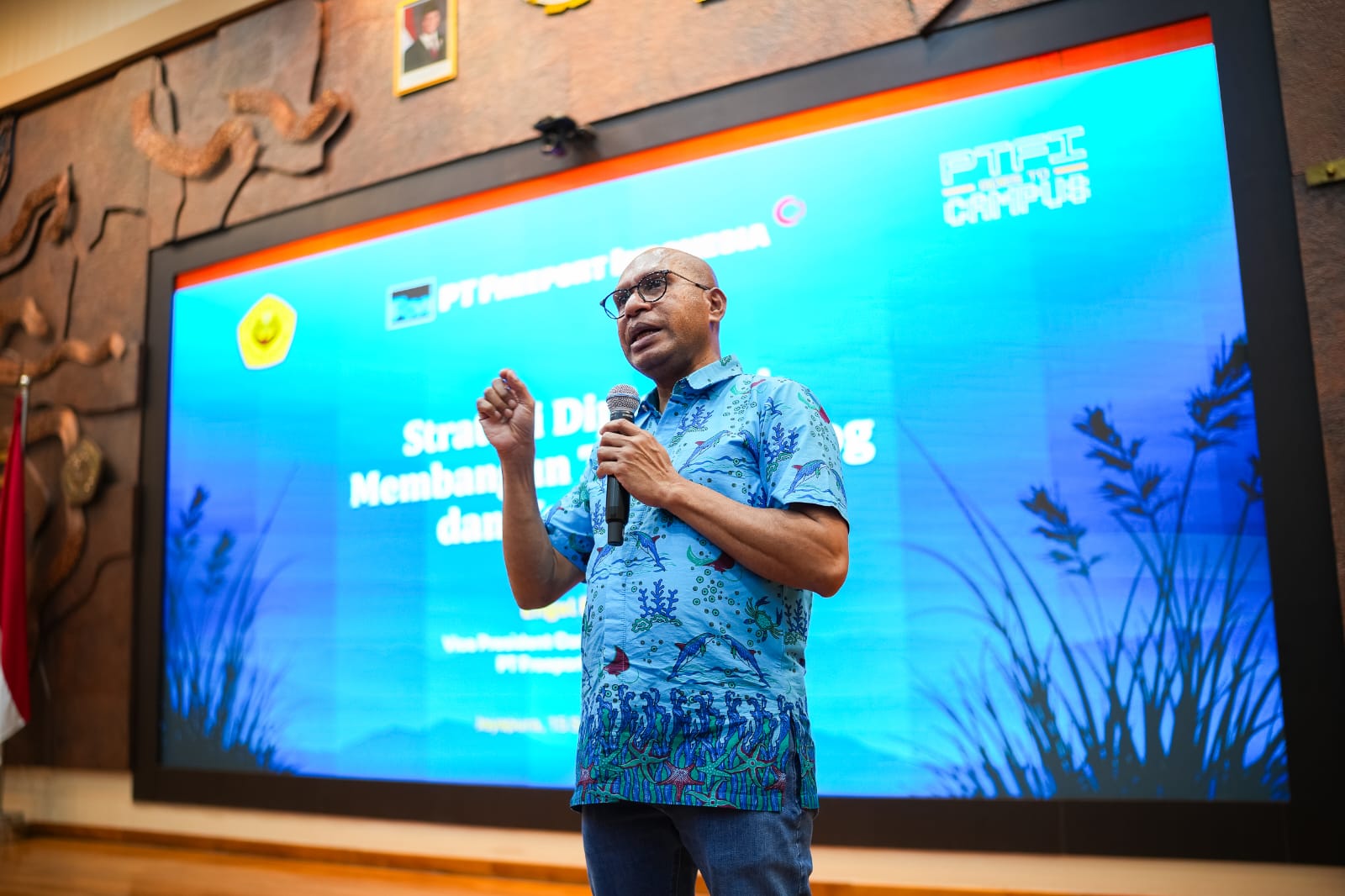 (Vice President Community Relations PTFI Engel Enoch menyampaikan paparannya dalam kegiatan Eksekutif Mengajar #2 yang berlangsung di Auditorium Gedung Sains dan Kemitraan PTFI-UNCEN di Jayapura, Papua, Selasa, 15 September 2026.Ia menekankan bahwa membangun trust dan berkolaborasi erat dengan masyarakat merupakan fondasi untuk menjaga License to Operate serta keberlanjutan operasi perusahaan)