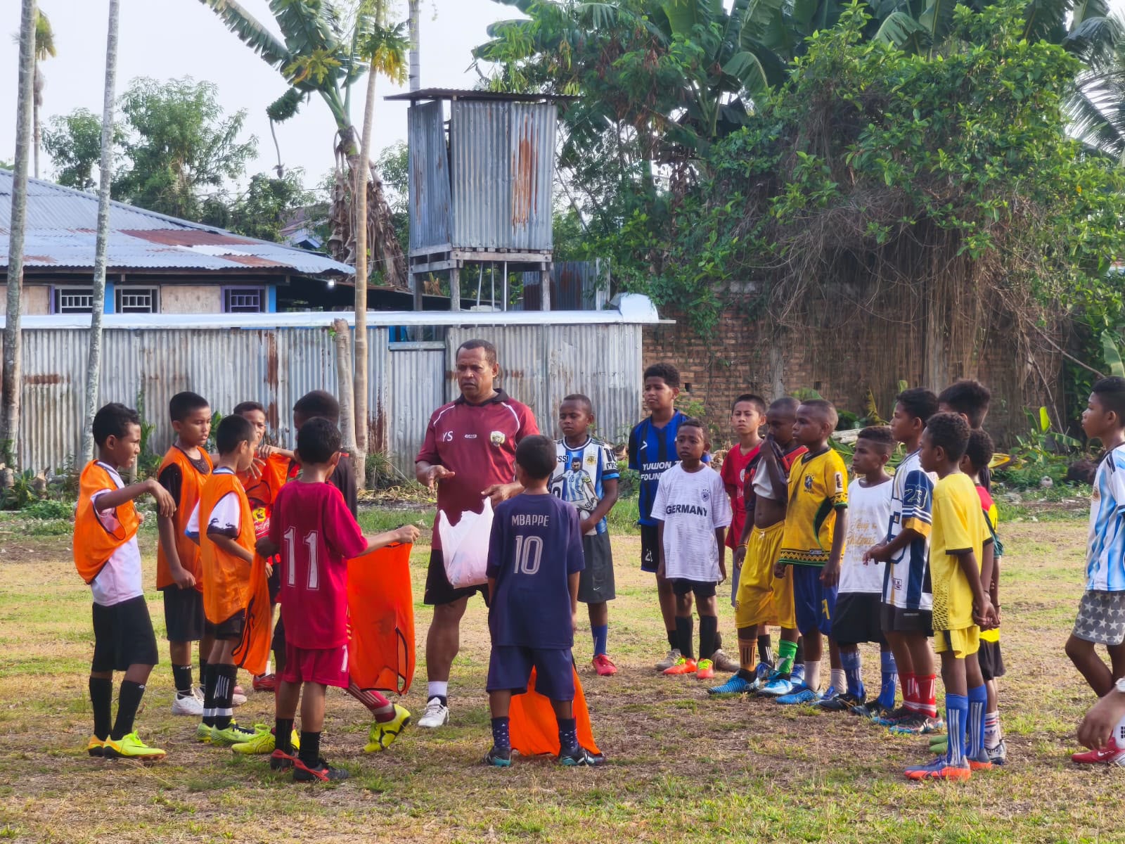 (Yahya Sosomar membagikan perlengkapan latihan kepada anak-anak SSB All Star Nabire. Selain memberikan pelatihan tanpa biaya, ia juga menyediakan 70 jersey untuk mendukung kegiatan pembinaan sepak bola usia dini di Nabire)